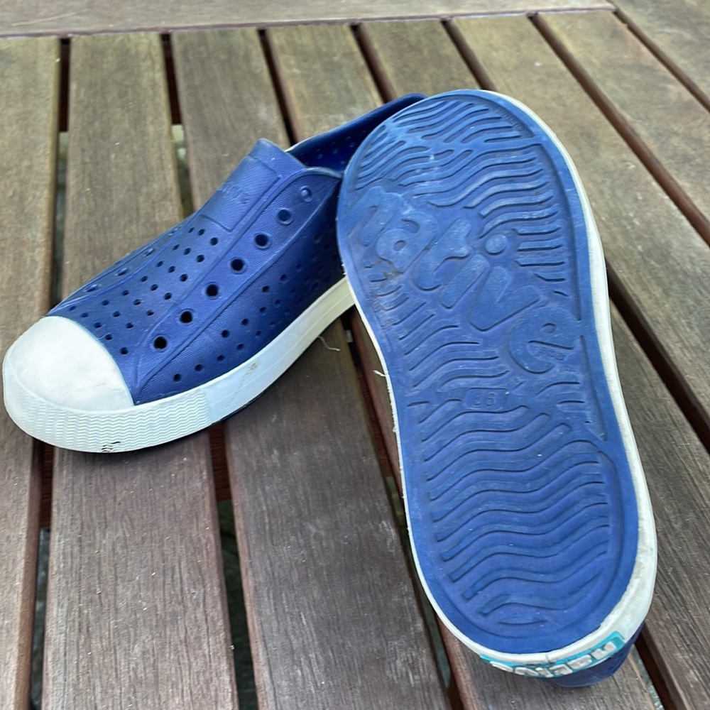 Native Jefferson navy blue white cap shoes Big kids size J6 - Picture 3 of 3